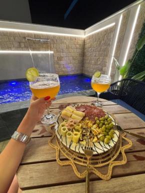 Studio luxo com piscina privativa e cascata no centro de porto de galinhas!